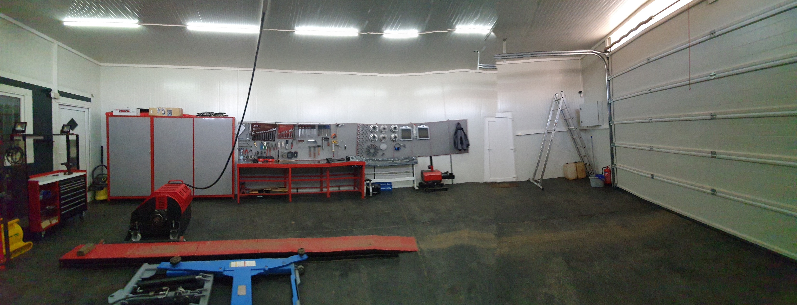 Tuningműhely belső – felszerelt munkahely